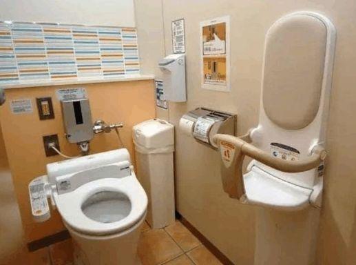 厕所用“长颈鹿”和“大象”区分男女，看不懂只能憋着