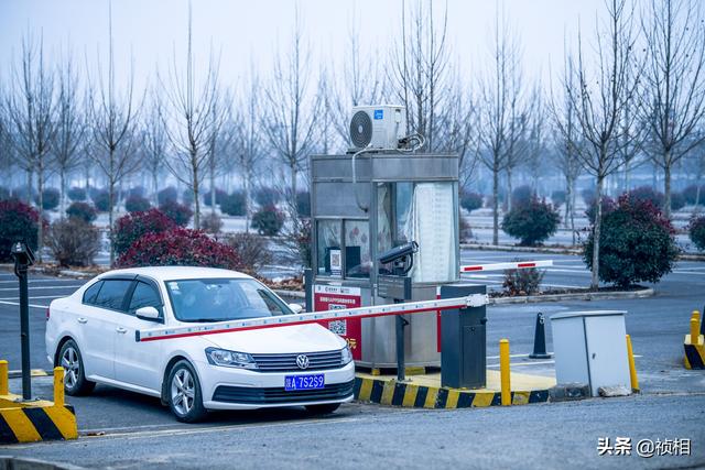 陕西农村停车场可停万辆车 正月期间空荡荡 往年密密麻麻的车没了