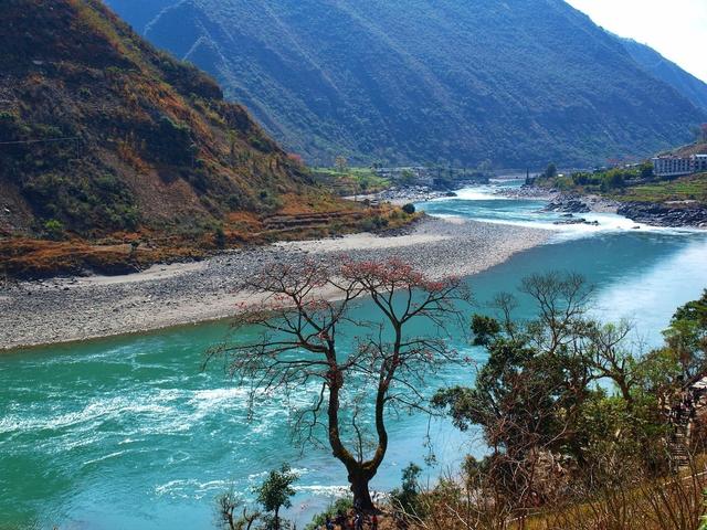 它是四川最适合居住的城市，山清水秀花红柳绿，不是成都