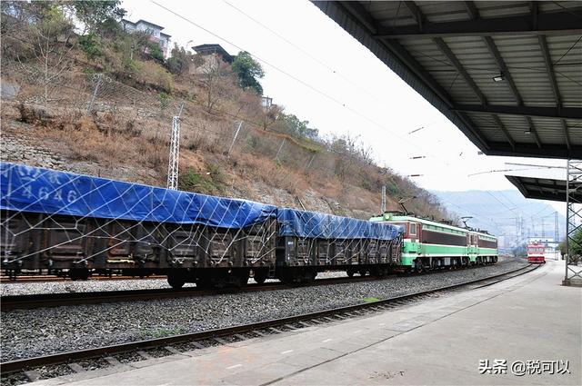 成昆铁路峨边站：乐山峨边大山脚下，火车沿大渡河的涛声奔跑