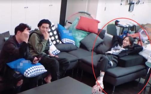 Angelababy回家后没有女神形象，网友：接地气