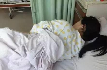 18岁女学生宿舍淋浴间产女，失手将其掐死丢到垃圾桶，被判八个月