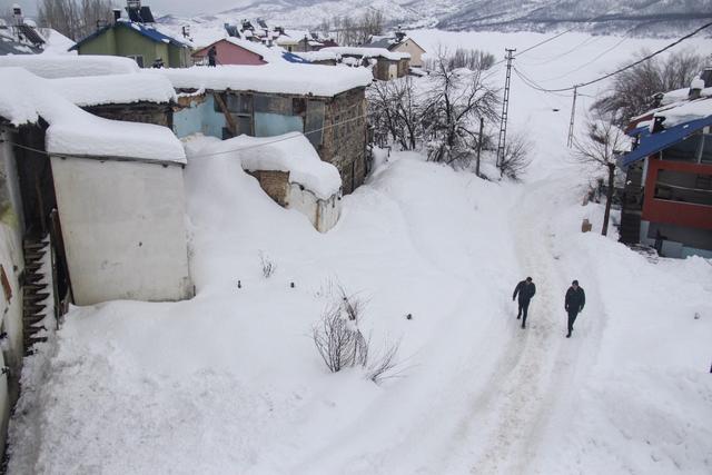 土耳其通塞利省奥瓦西克区1月31日，积雪深度达到1.5米