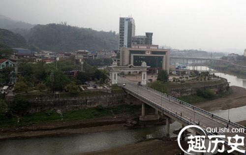 早上忙碌在中越边境上的妇女们：流莺随处可见