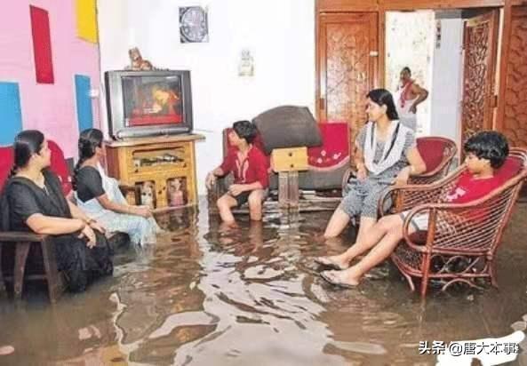 印度富豪问中国游客：我们家里都装电视了，你们还没普及吧