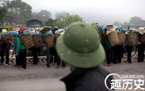 早上忙碌在中越边境上的妇女们：流莺随处可见
