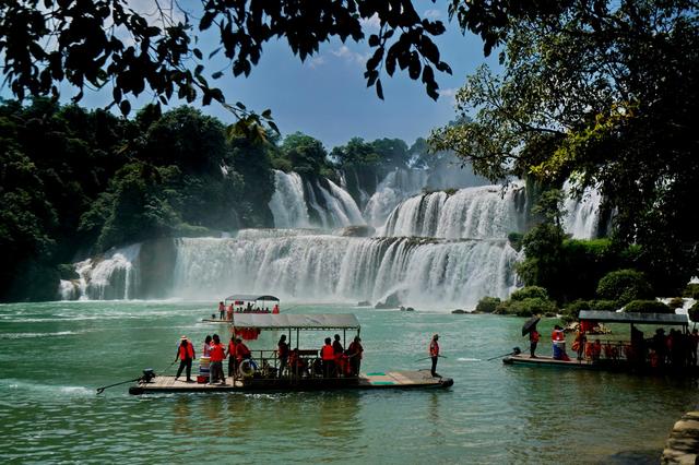 中國最大瀑布與越南分享，遊人太多，吸引對岸邊民“越界”做生意