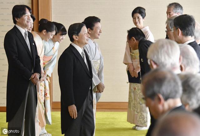 日本天皇夫妇与诺贝尔奖获得者办座谈会，最美公主身穿和服引关注