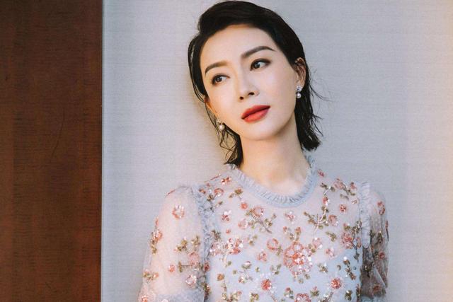 43岁的陈数凭气场上热搜：人到中年，越来越美的女人，只有一种