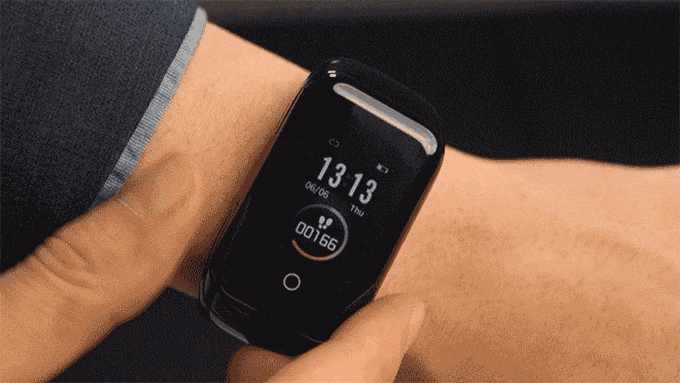 户外跑步更轻松：Wristbuds整合无线耳机和智能手表