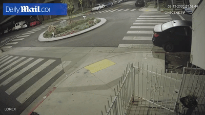 宝马160公里时速撞大石块飞起 女司机毫发未伤盘腿坐地：咋回事？