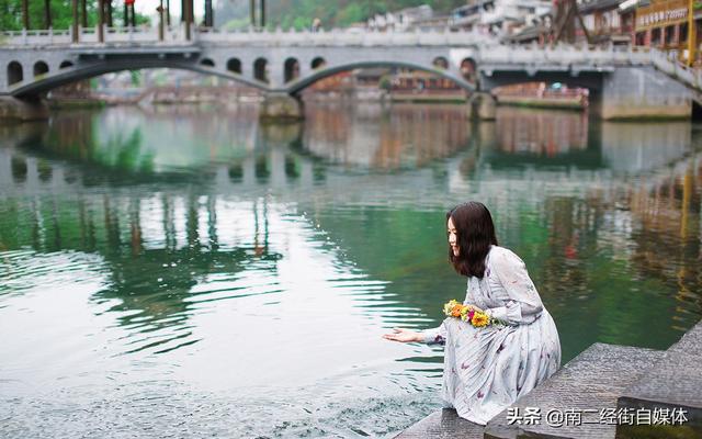 推荐-女大学生带了一台佳能5D3 游逛凤凰古城拍出超美人景画面