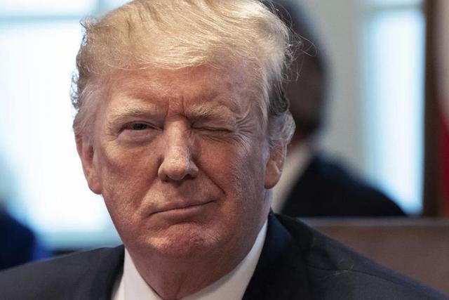 美国疫情太惨!感染破1900万!特朗普被迫服软,做出个大动作