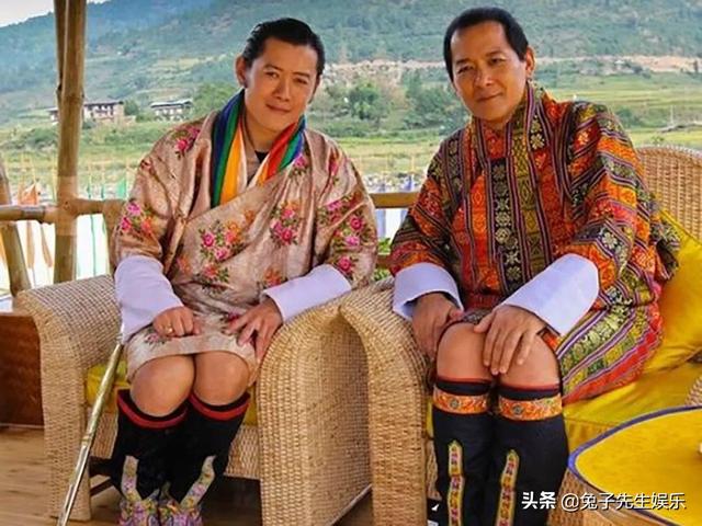 40岁不丹国王恋上佩玛姐妹俩，一个被封为王后，一个成了前女友