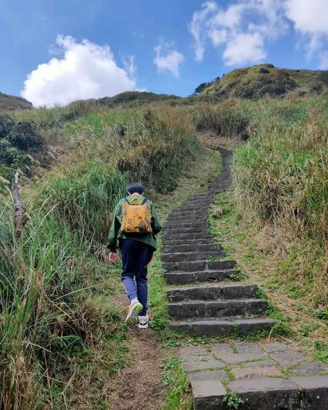 田馥甄陪吴青峰爬山散心，同框素颜不像是两个80后