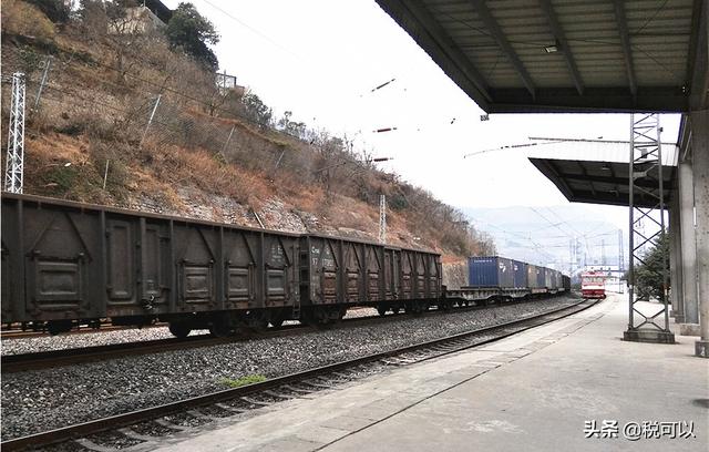 成昆铁路峨边站：乐山峨边大山脚下，火车沿大渡河的涛声奔跑