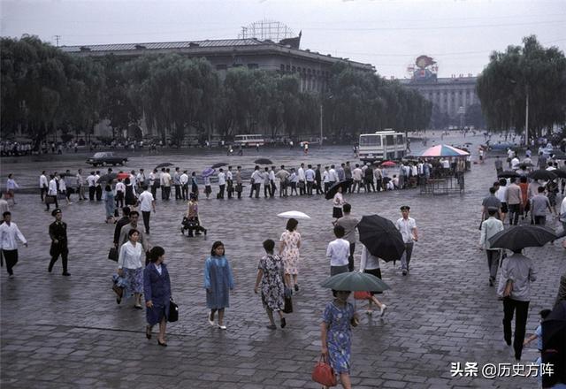 80年代初，朝鲜平壤街头民情生活老照片