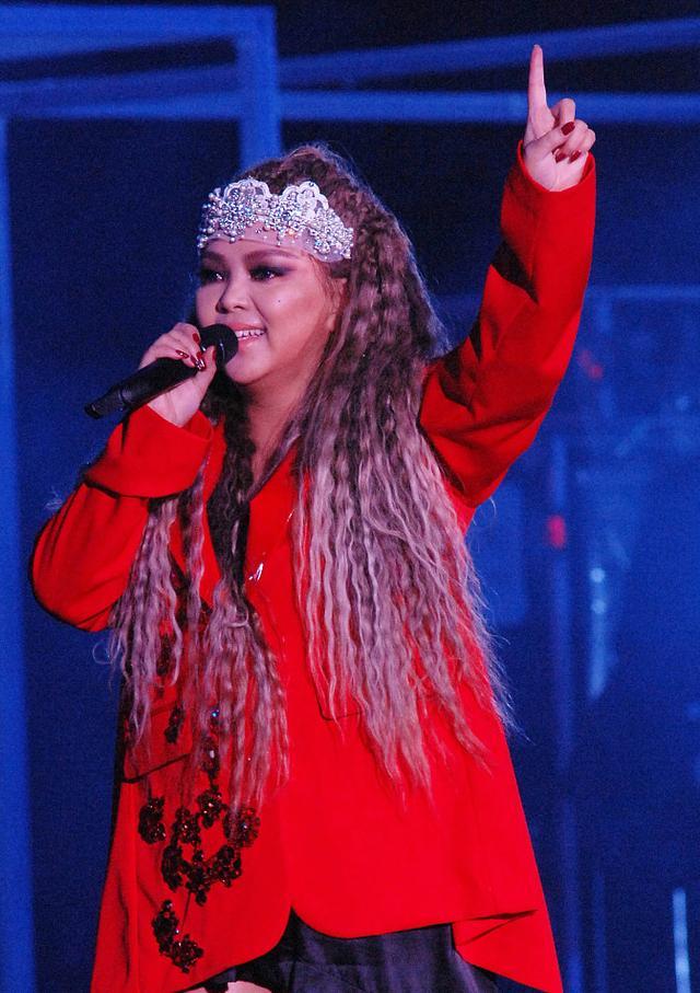 张惠妹胖到失控！红西装都快塞不下200斤，方便面长发土味十足