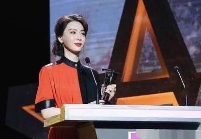 43岁的陈数凭气场上热搜：人到中年，越来越美的女人，只有一种