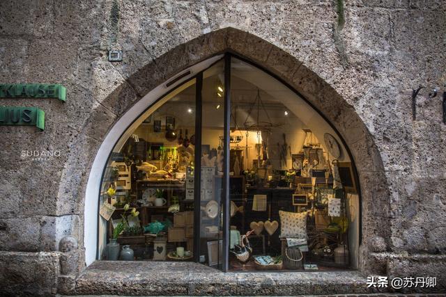 阿尔卑斯山下的迷人小镇:街拍欧洲小店,文艺复兴橱窗艺术