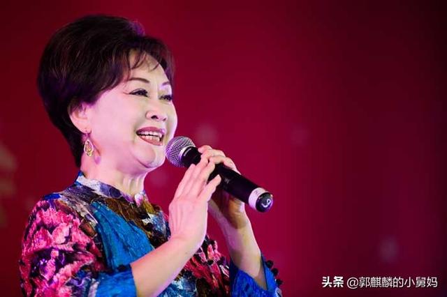 李谷一“女儿”首曝光，是我们熟悉的著名歌手，貌美如花惹人羡