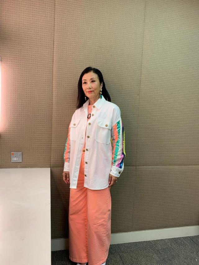 汪明荃不服老！72岁年龄捯饬成27岁，玫红百褶裙+脏辫马尾太疯狂