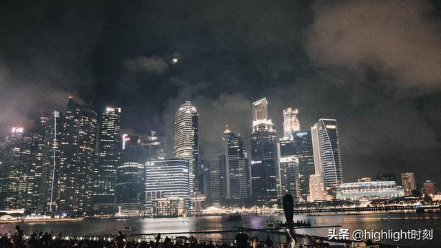 新加坡的迷人：女孩，虚假，泡沫