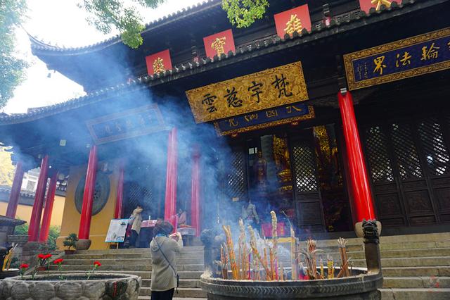 1500年的古刹，“南朝四百八十寺”之一，此时美得如梦似幻