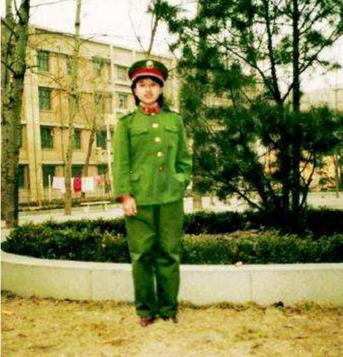 韓紅自稱年輕時是校花，本以爲是玩笑話，見到18歲軍裝照後我信了