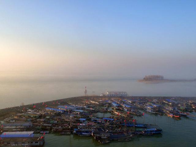 航拍：中國第四大淡水湖，薄霧籠罩下，美如仙境