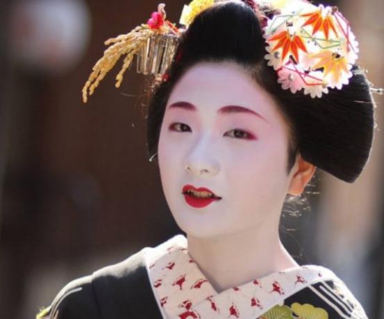 日本的國歌看起來普通,可是翻譯成中文,你會發現他們的野心很大