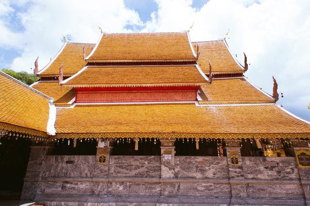 泰国最“传奇”的寺庙，由白象选址皇室出资，因有两条神龙的得名