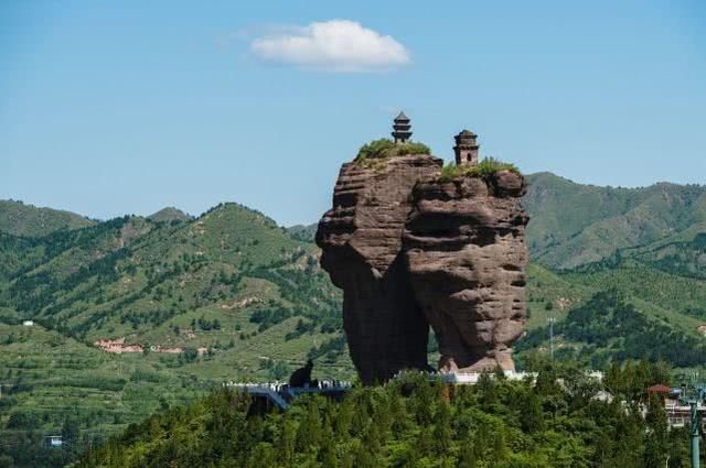 河北双塔山顶有两座古塔，两山难于攀援，是什么人在上面修建的