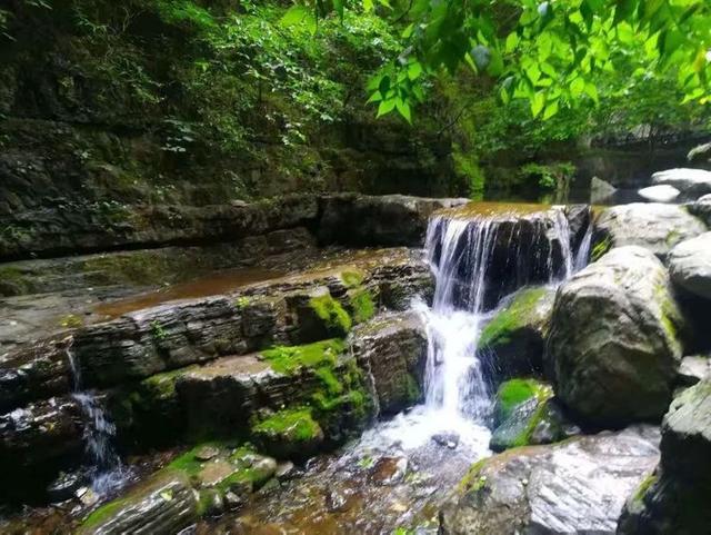 万米雄关云淡淡、百里峡谷意绵绵