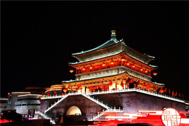 中國最大鼓樓位于西安，是這座三十朝古都的標志性建築，曆史悠久