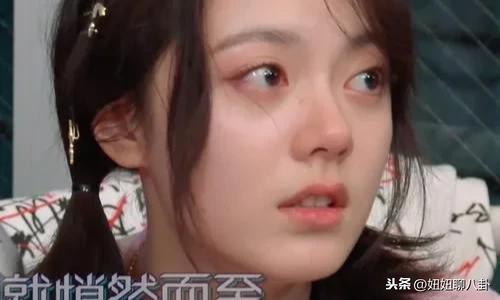 Baby含泪送赵今麦离开时，谁注意窗户上的人影了？不要再装了