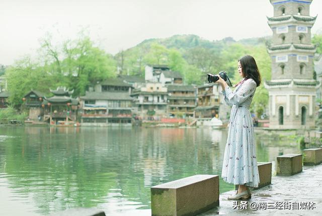 推荐-女大学生带了一台佳能5D3 游逛凤凰古城拍出超美人景画面