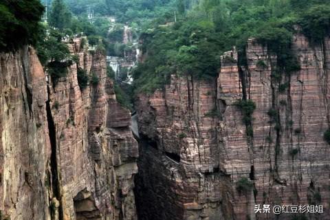 河南两个特色的村庄，一个建在悬崖上，一个却建在地下