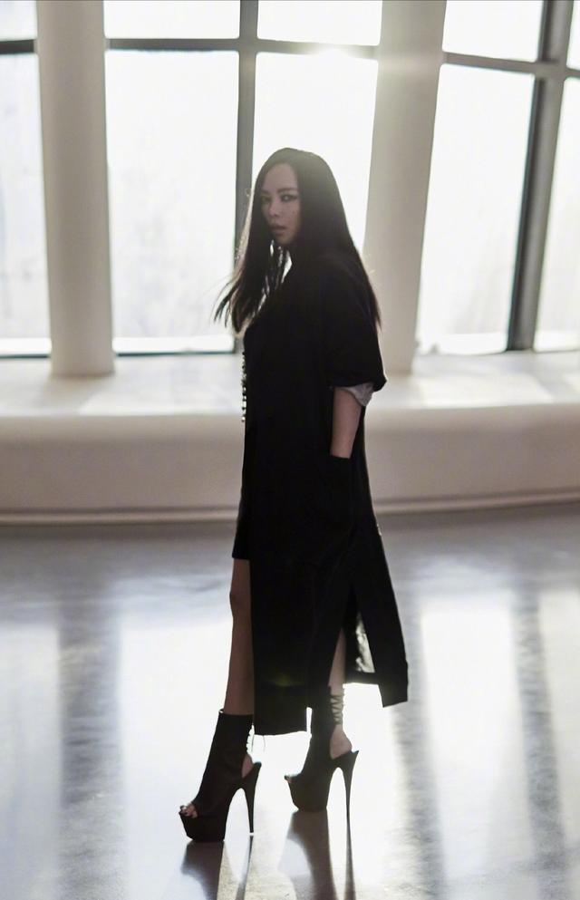 张惠妹胖到失控！红西装都快塞不下200斤，方便面长发土味十足