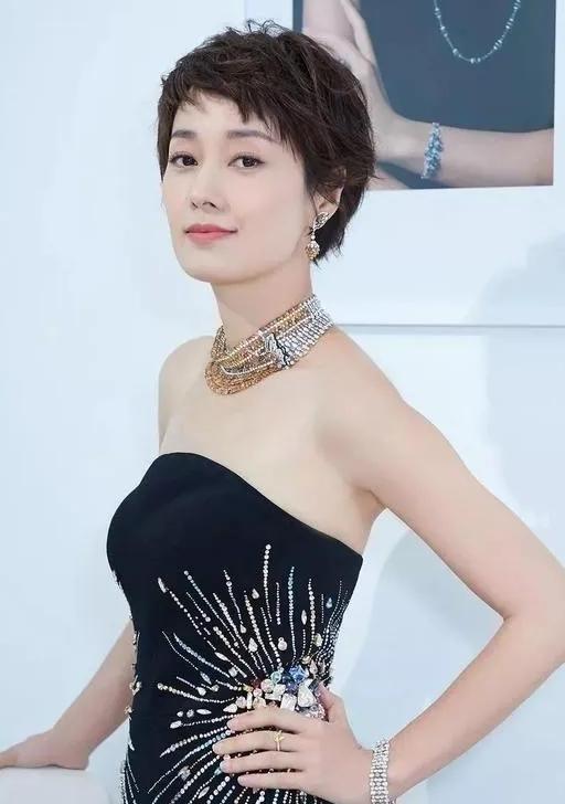 离婚半年不再低调，马伊琍新恋情被曝光，比文章强太多