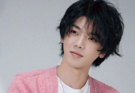 华晨宇蝉联冠军被中国作家怒怼限你三个月戒掉烟瘾否则逐出娱乐圈