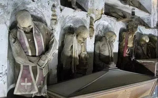 悬挂8千具木乃伊的西西里地下墓穴，行走在其中也需要一定的勇气