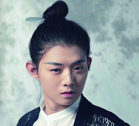 男星打哈欠致下巴脫臼!半夜找醫生掰回來,眼角泛淚骨頭咯咯響