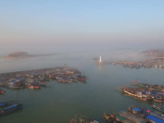 航拍：中國第四大淡水湖，薄霧籠罩下，美如仙境