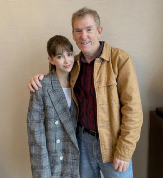 昆淩父女首次合體拍大片超養眼!外國老爹撞臉吳彥祖,顔值太高了