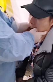 男星打哈欠致下巴脫臼!半夜找醫生掰回來,眼角泛淚骨頭咯咯響