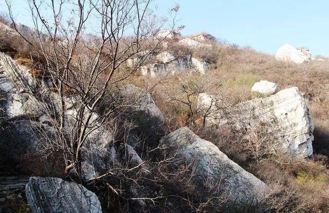 北京房山有道山岭，一个不为人知的巨石阵。很多人都是第一次听说