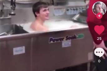 太恶心！美国快餐店员工厨房水池里泡澡，一脸享受像在自家浴缸