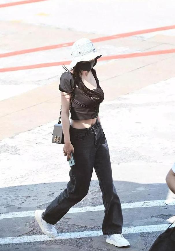 阔腿裤已经失宠了,2020最流行这5种裤子,杨幂早就穿上了