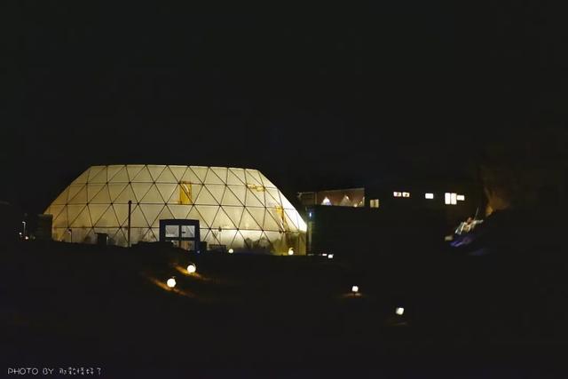 馬特達蒙拍《火星救援》的地方，睡球球帳篷觀星河，還落地簽